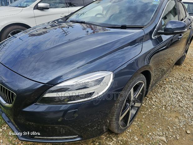 Blue 2017 Volvo V40: Compact and Stylish Hatchback