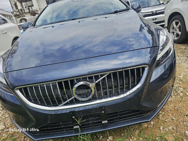 Blue 2017 Volvo V40: Compact and Stylish Hatchback