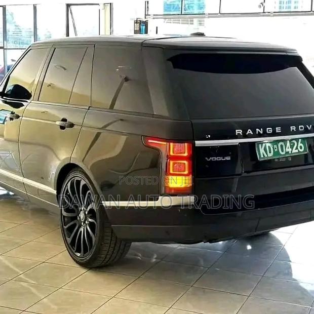 Black 2017 Land Rover Range Rover Vogue - Stylish Off-Roader