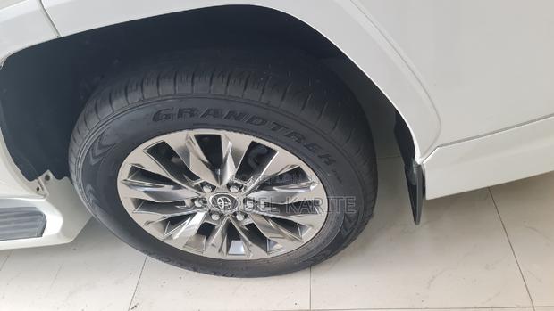 Toyota Land Cruiser 2023 - White Model