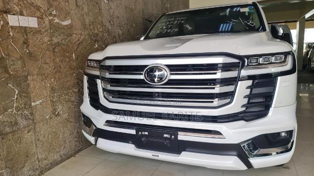 Toyota Land Cruiser 2023 - White Model