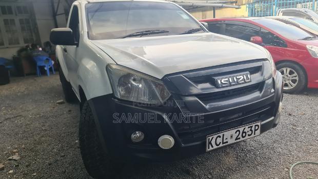 2017 Isuzu D-MAX in White: Versatile and Durable Truck for Any Job