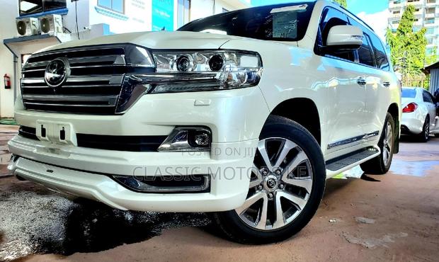 White 2017 Toyota Land Cruiser ZX 4.6 V8 - Powerful SUV for Your Journey