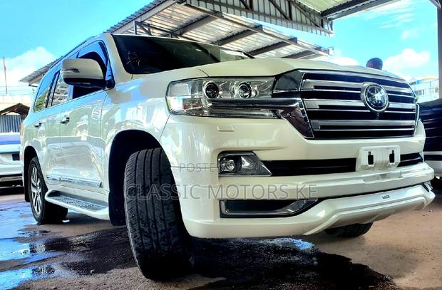 White 2017 Toyota Land Cruiser ZX 4.6 V8 - Powerful SUV for Your Journey