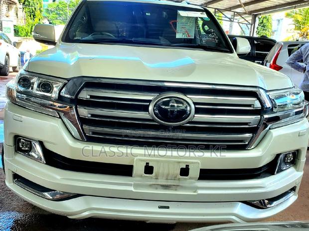 White 2017 Toyota Land Cruiser ZX 4.6 V8 - Powerful SUV for Your Journey
