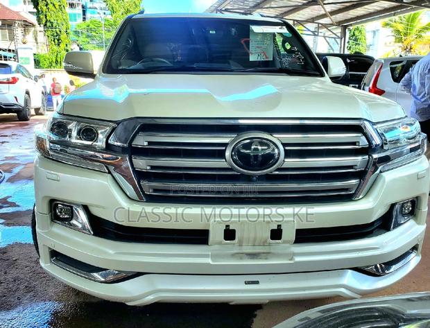White 2017 Toyota Land Cruiser ZX 4.6 V8 - Powerful SUV for Your Journey