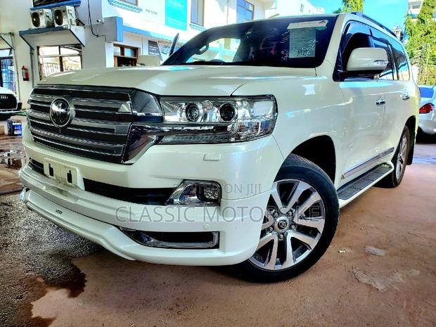 White 2017 Toyota Land Cruiser ZX 4.6 V8 - Powerful SUV for Your Journey