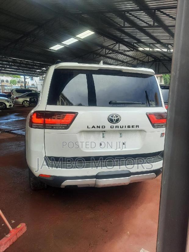 3.3 Diesel 4WD 2022 Toyota Land Cruiser: White Expedition