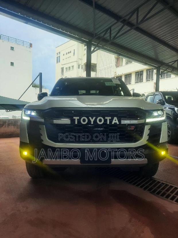 3.3 Diesel 4WD 2022 Toyota Land Cruiser: White Expedition