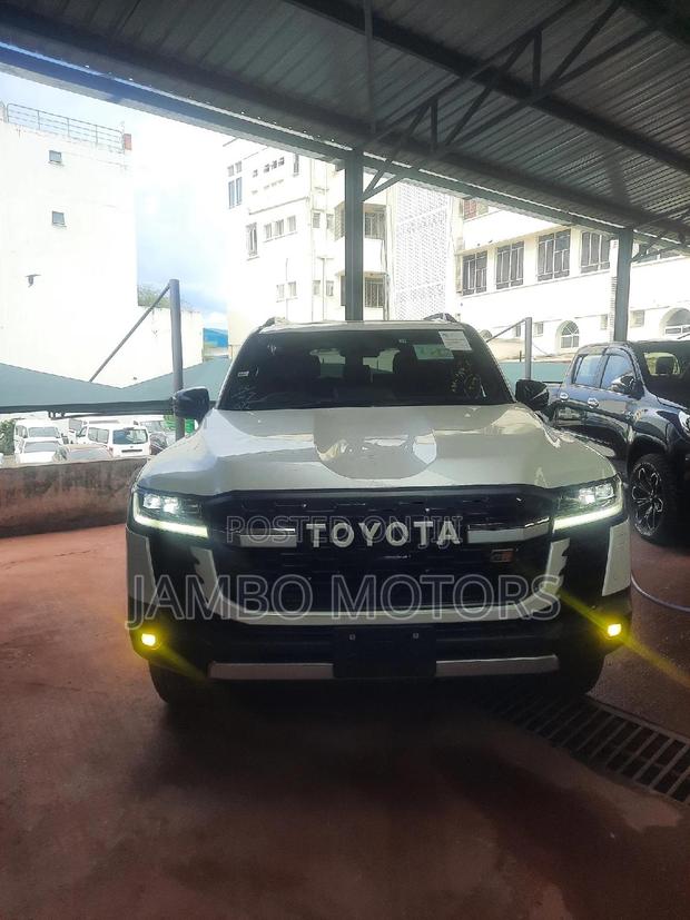 3.3 Diesel 4WD 2022 Toyota Land Cruiser: White Expedition