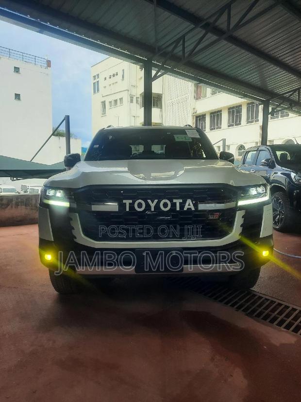 3.3 Diesel 4WD 2022 Toyota Land Cruiser: White Expedition