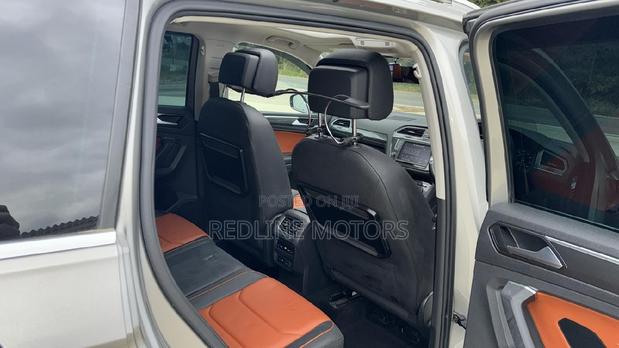 Stylish 2018 Volkswagen Tiguan in Gray: A Perfect Family SUV