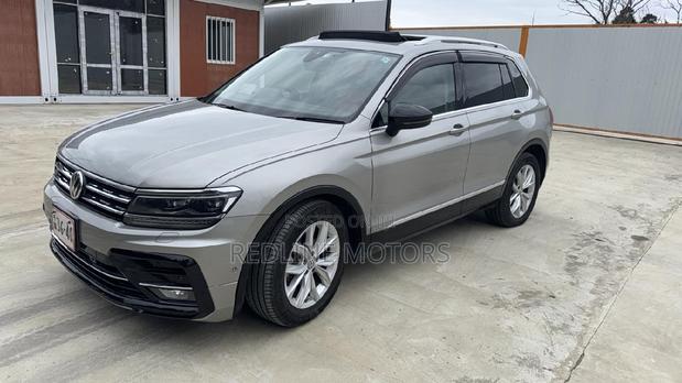 Stylish 2018 Volkswagen Tiguan in Gray: A Perfect Family SUV