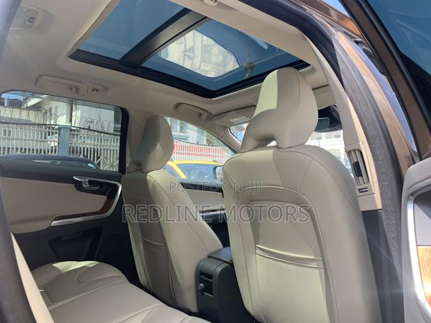 Gold Volvo XC60 T5 Dynamic FWD 2017 - Luxury SUV Awaits You