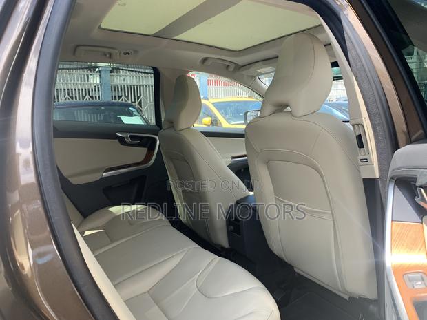 Gold Volvo XC60 T5 Dynamic FWD 2017 - Luxury SUV Awaits You