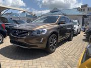 Gold Volvo XC60 T5 Dynamic FWD 2017 - Luxury SUV Awaits You for sale