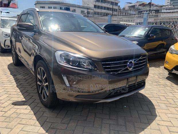 Gold Volvo XC60 T5 Dynamic FWD 2017 - Luxury SUV Awaits You