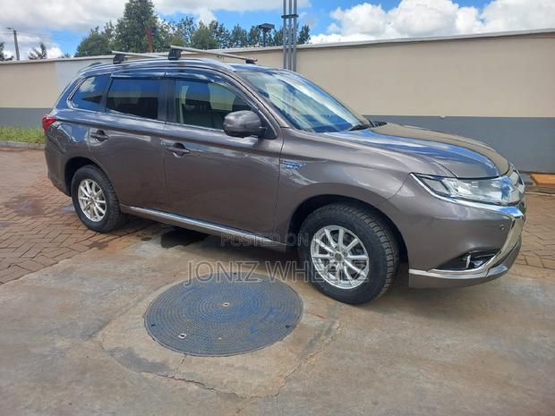 Gold-trimmed 2017 Mitsubishi Outlander 2.0 PHEV AWD - Elite Model
