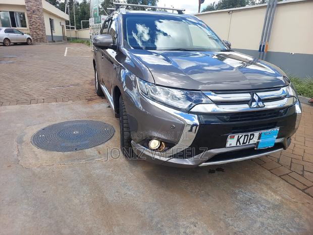 Gold-trimmed 2017 Mitsubishi Outlander 2.0 PHEV AWD - Elite Model