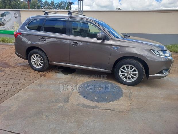 Gold-trimmed 2017 Mitsubishi Outlander 2.0 PHEV AWD - Elite Model