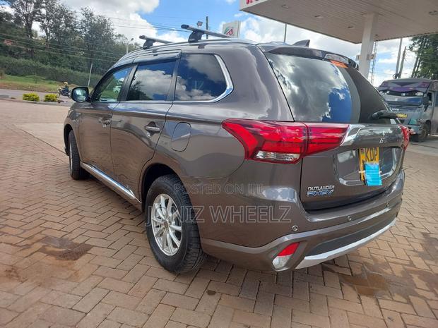 Gold-trimmed 2017 Mitsubishi Outlander 2.0 PHEV AWD - Elite Model