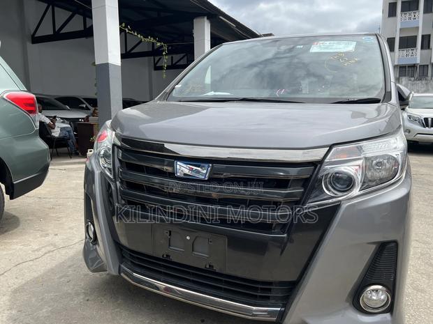 Toyota Noah 2017 Silver