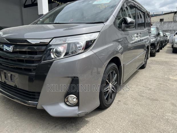 Toyota Noah 2017 Silver