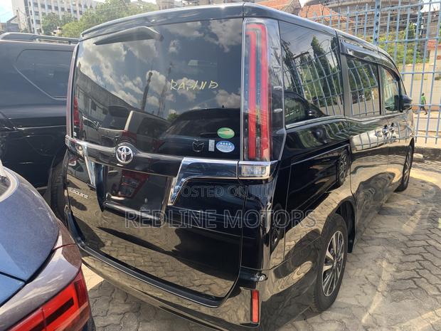 2018 Black Toyota Esquire 2.0 FWD: Comfortable 8-Seater
