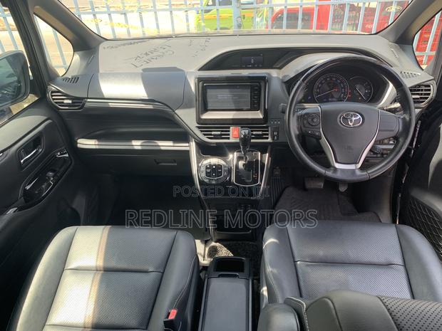 2018 Black Toyota Esquire 2.0 FWD: Comfortable 8-Seater