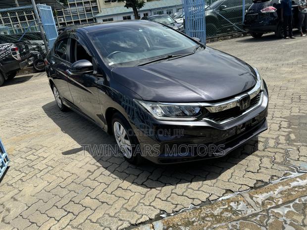 Honda Grace 1.5 Hybrid FWD 2017 - Gray: Affordable and efficient hybrid sedan