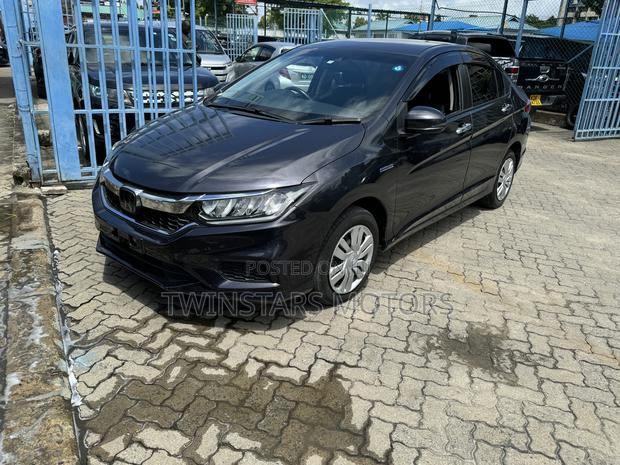 Honda Grace 1.5 Hybrid FWD 2017 - Gray: Affordable and efficient hybrid sedan