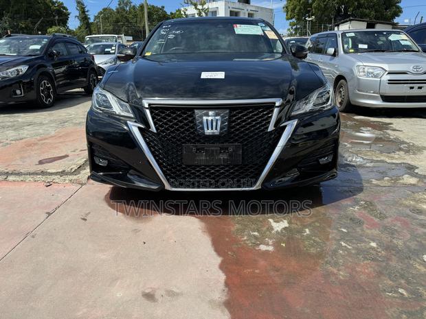 2017 Toyota Crown - Matt Black Exterior - Timeless Appeal
