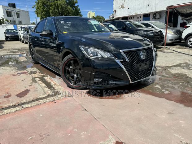 2017 Toyota Crown - Matt Black Exterior - Timeless Appeal