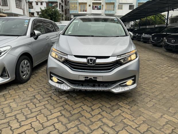 Black Honda Fit Shuttle 1.5 Hybrid 2WD 2017