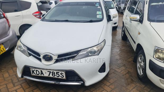 Pre-owned 2013 Toyota Auris White - Affordable