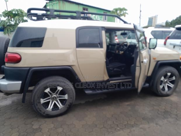 Toyota FJ Cruiser 2019 Gold