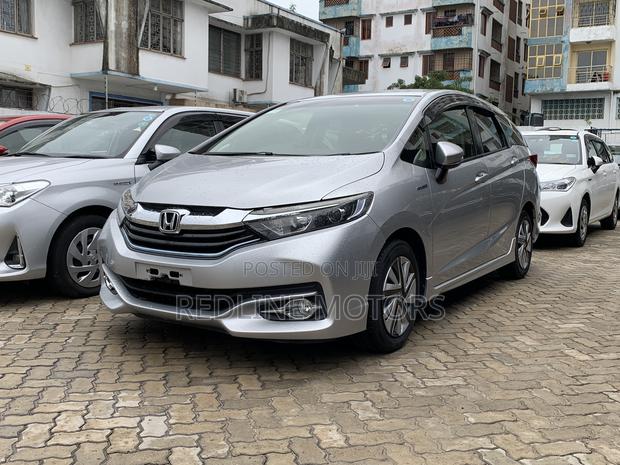 2016 Honda Shuttle 1.5 Hybrid 2WD - Spacious and Fuel-Efficient Silver Model