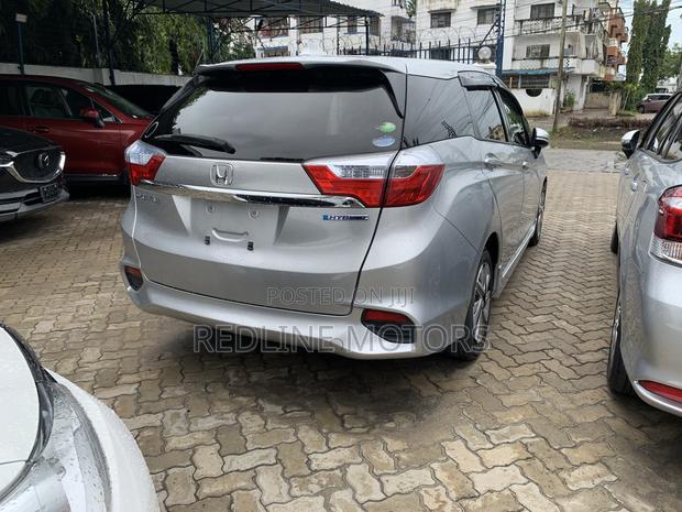 2016 Honda Shuttle 1.5 Hybrid 2WD - Spacious and Fuel-Efficient Silver Model