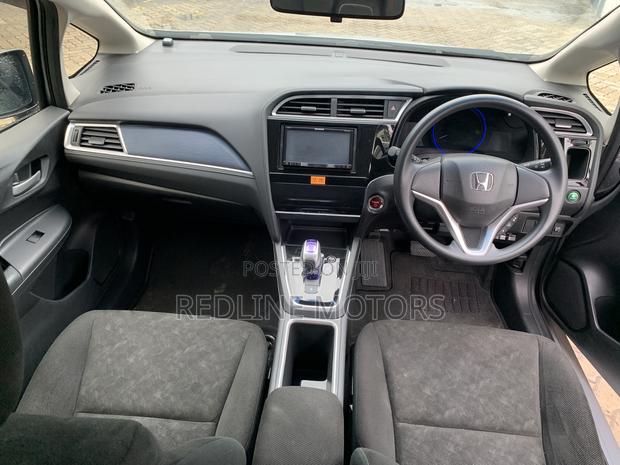 2016 Honda Shuttle 1.5 Hybrid 2WD - Spacious and Fuel-Efficient Silver Model