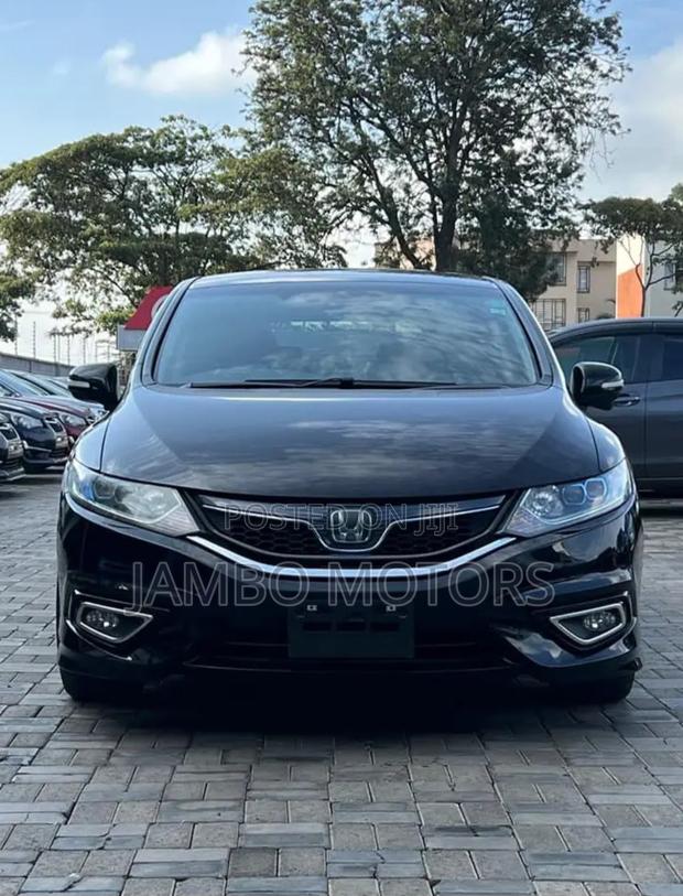 2017 Honda Jade 1.5 Hybrid in Black: Luxury and Fuel Efficiency