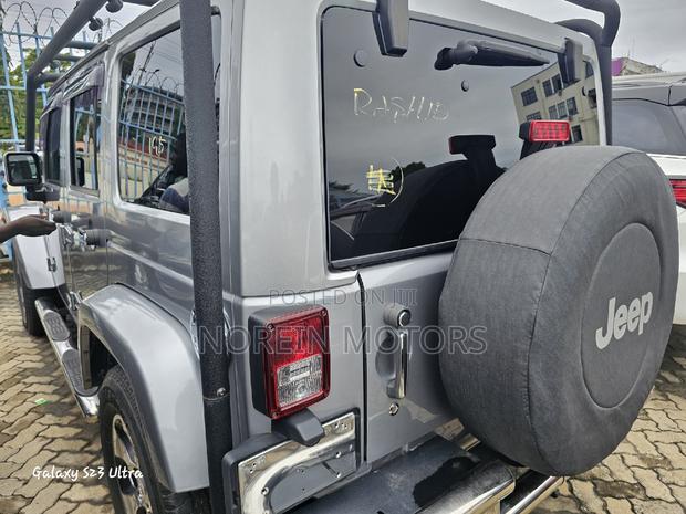 2017 Jeep Wrangler Silver: Power and Style in Off-Road Adventure