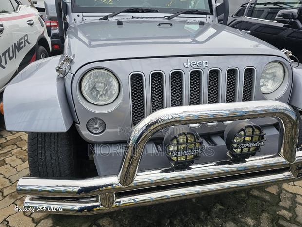 2017 Jeep Wrangler Silver: Power and Style in Off-Road Adventure