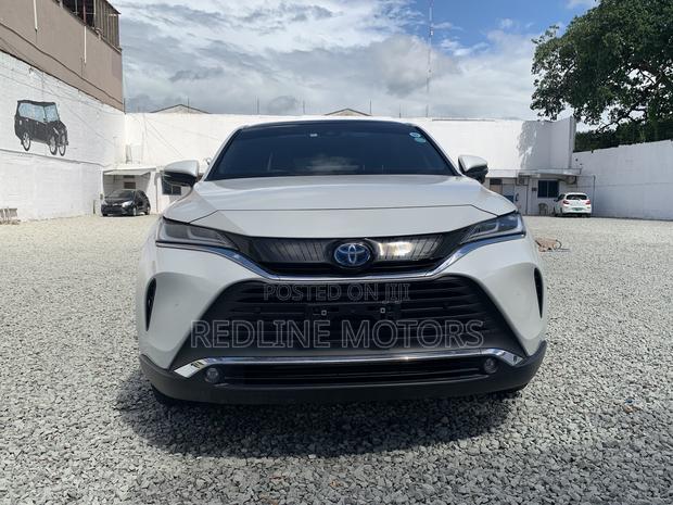 Off-White 2020 Toyota Harrier 2.5 Hybrid: Experience the Perfect Blend