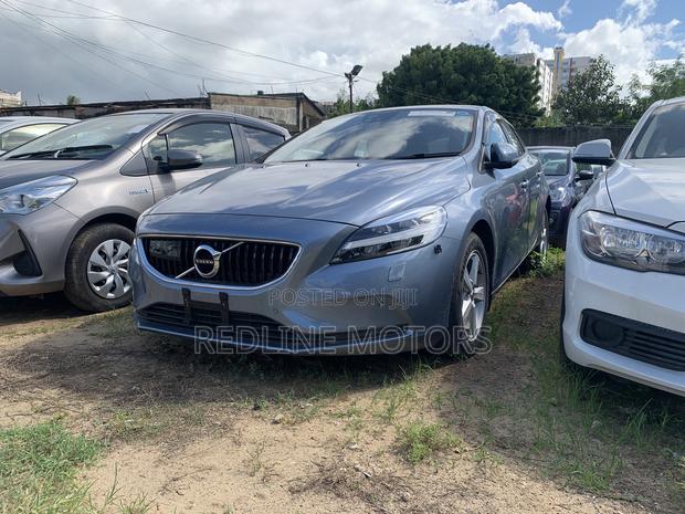 Volvo V40 Gray 2017: Luxury Compact Sedan