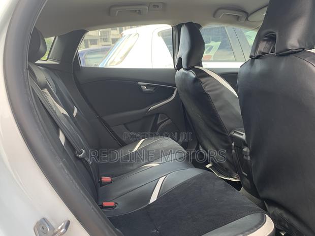 Off-White Volvo V40 2016 - Two Versatile Models Ready to Purchase