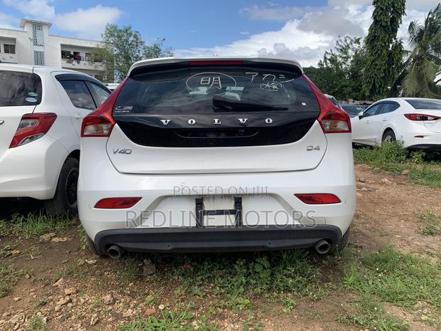 Off-White Volvo V40 2016 - Two Versatile Models Ready to Purchase