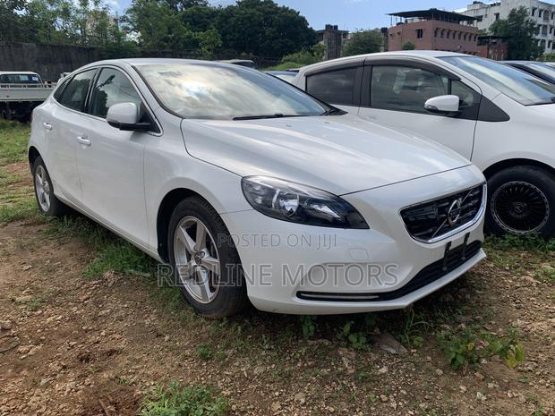 Off-White Volvo V40 2016 - Two Versatile Models Ready to Purchase