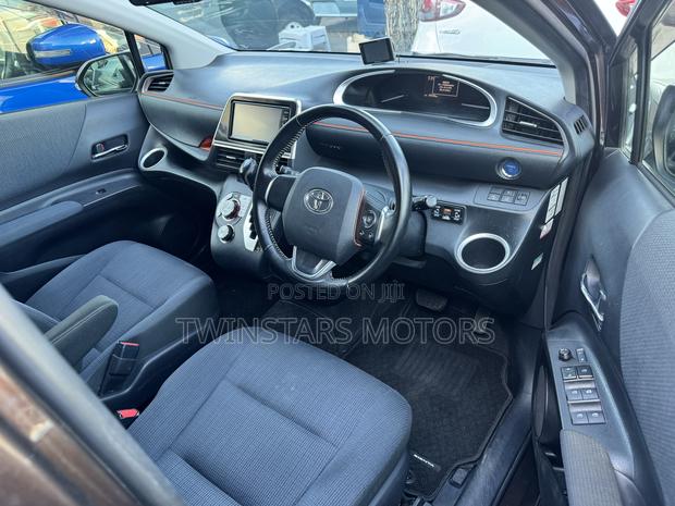 Brown 2018 Toyota Sienta 1.5 Hybrid FWD: Comfortable, Economical, and Modern