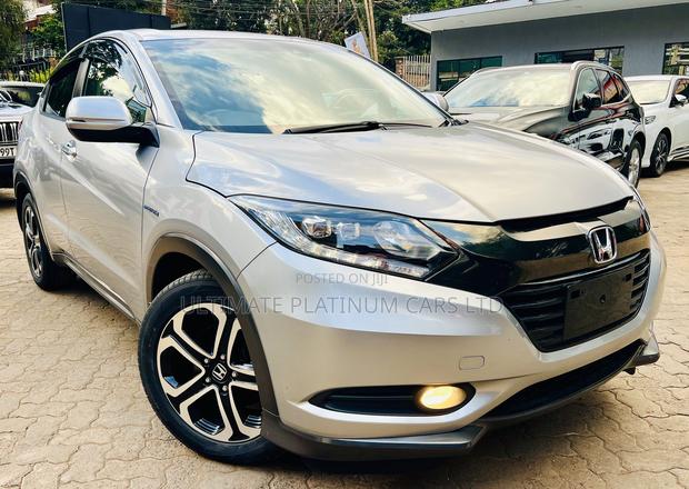 Honda Vezel 1.5 Hybrid 4WD 2017 - Sleek Silver Edition