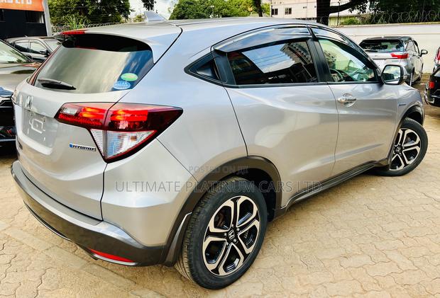 Honda Vezel 1.5 Hybrid 4WD 2017 - Sleek Silver Edition